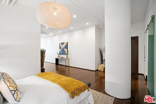 Building Photo - 1645 Vine St