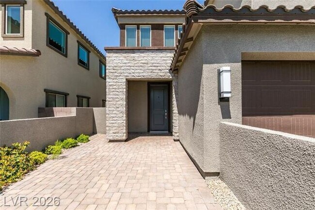 Building Photo - BEAUTIFUL 4 BEDROOM PROPERTY IN GATED COMMUNITY!