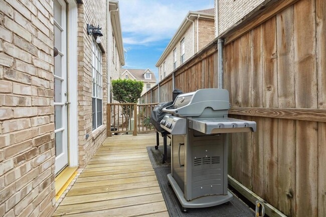 Building Photo - 2842 Briarhurst Park