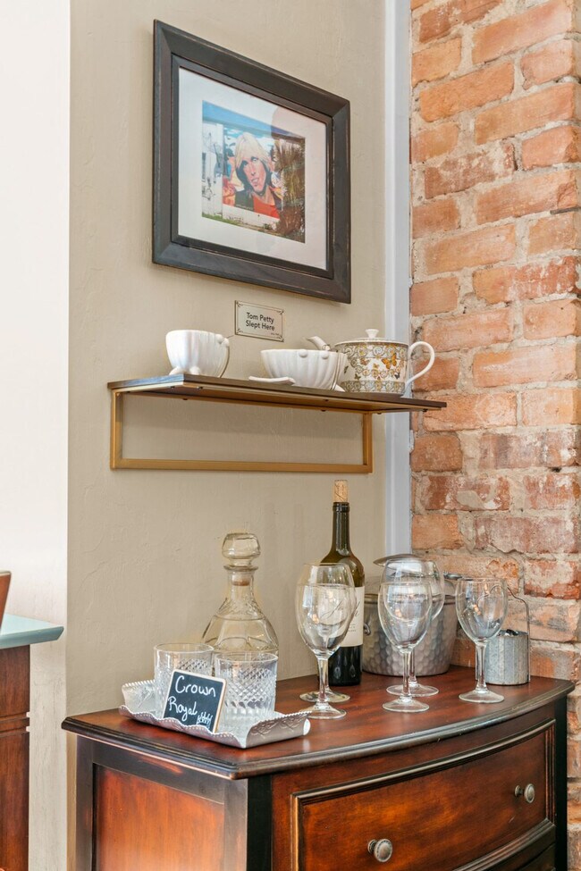 Building Photo - 221 SE 7th St