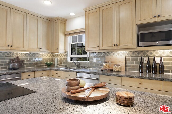 Building Photo - 131 S Martel Ave