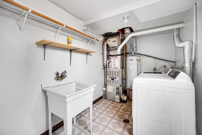 Building Photo - 4 Bed 2.5 Bath in Des Plaines