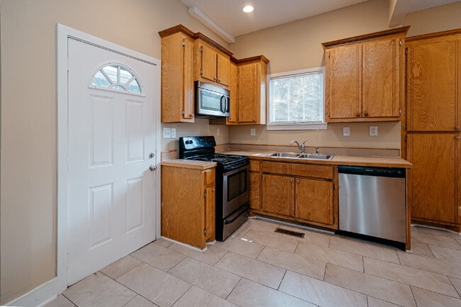 Building Photo - Renovated 2 Bed 2 Bath Charleston Victorian Home