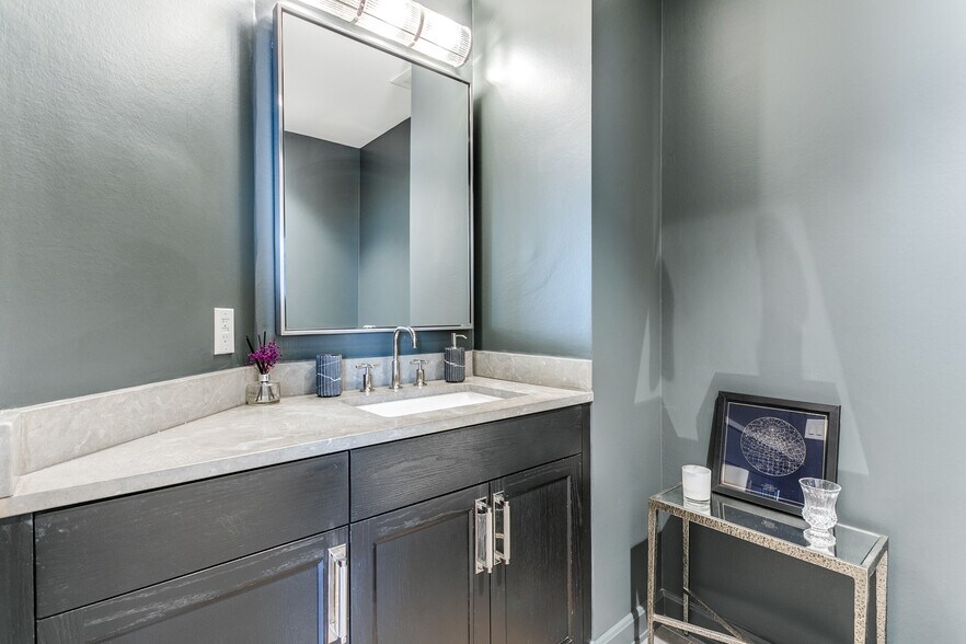 Hall Bathroom - 4242 Broadway