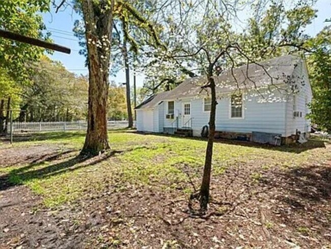 Building Photo - 1450 McArthur St