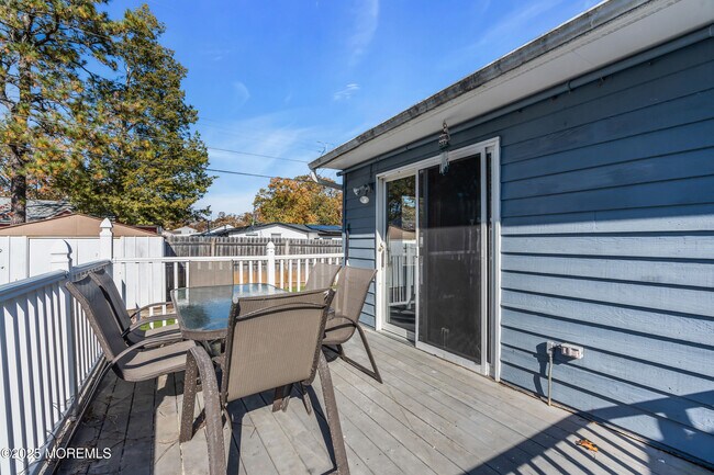 Building Photo - 526 Bradley Blvd