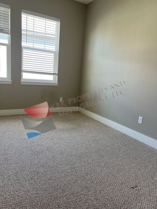 Building Photo - 637 Country Club Cir