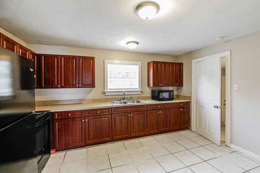 Building Photo - 2418 SW 6th Ct
