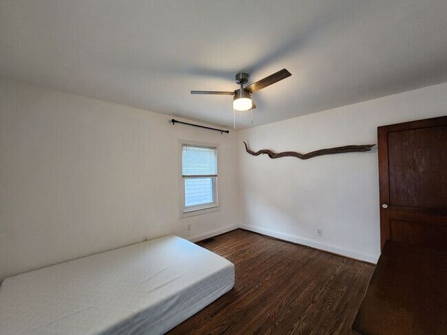 Building Photo - Beautiful and Spacious 3BR 2BA Home w/ Remodeled Kitchen • Patio & Fenced Yard in St. Matthews