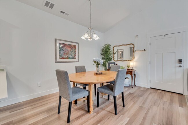 Building Photo - FREE FIRST MONTH'S RENT-Condominium in Prime Riverton Location