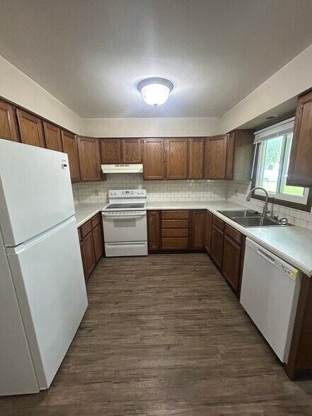 Kitchen - 3001 Churchill Dr