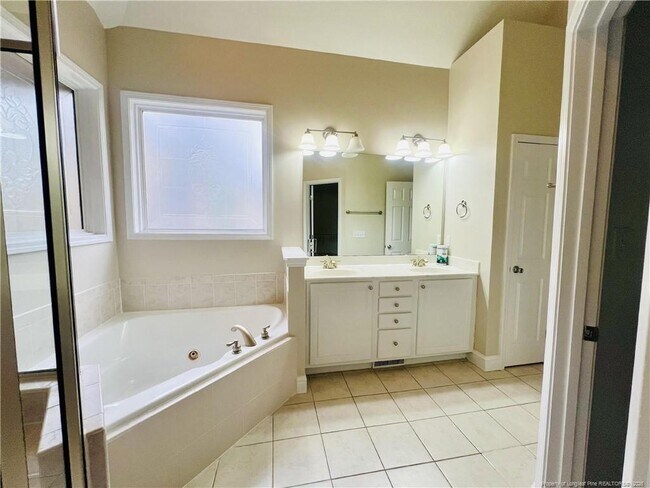 Building Photo - 96 Lamplighter Way