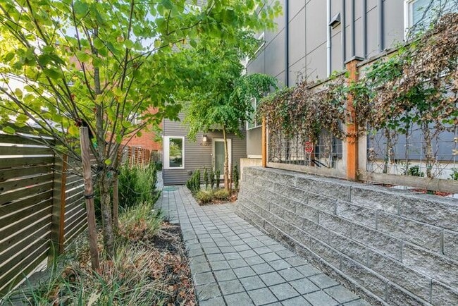 Building Photo - Trendy West Seattle Townhome w/Air Conditioning and Rooftop Deck
