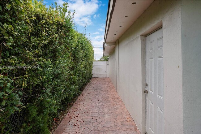 Building Photo - 9312 SW 40th Terrace