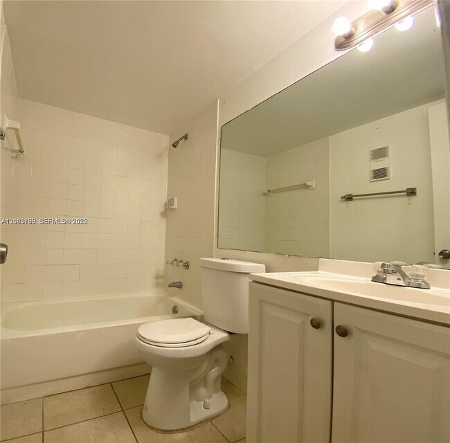 Building Photo - 4033 Lakeside Dr