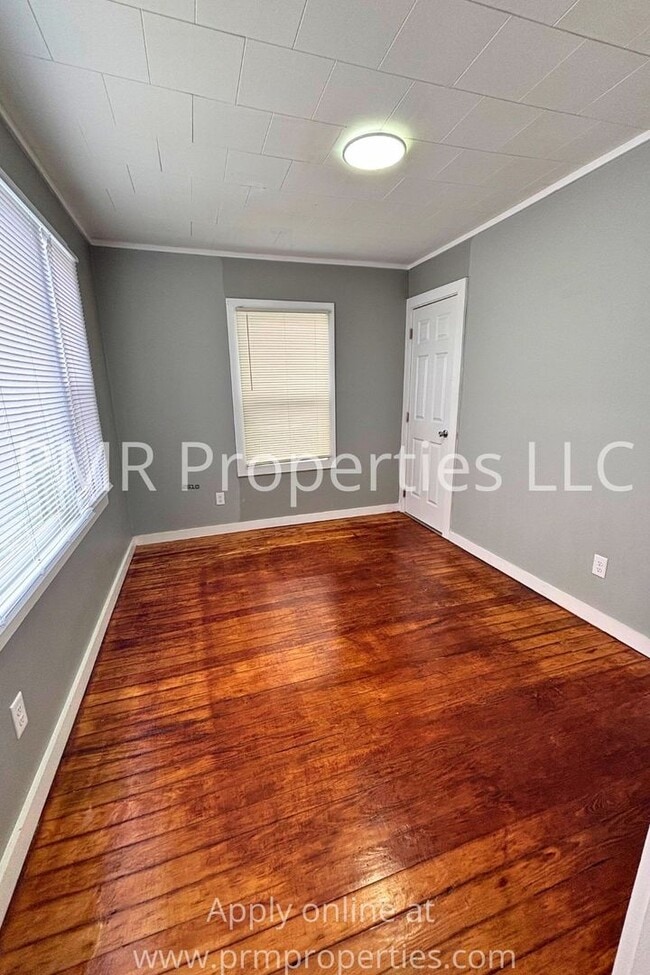 Building Photo - 2 Bedrooms / 1 Bathroom House