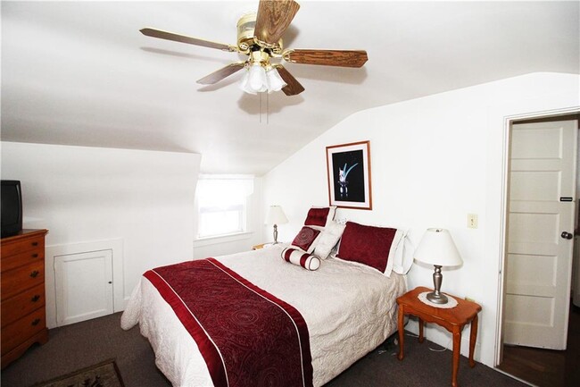 Building Photo - 563 Aquidneck Ave