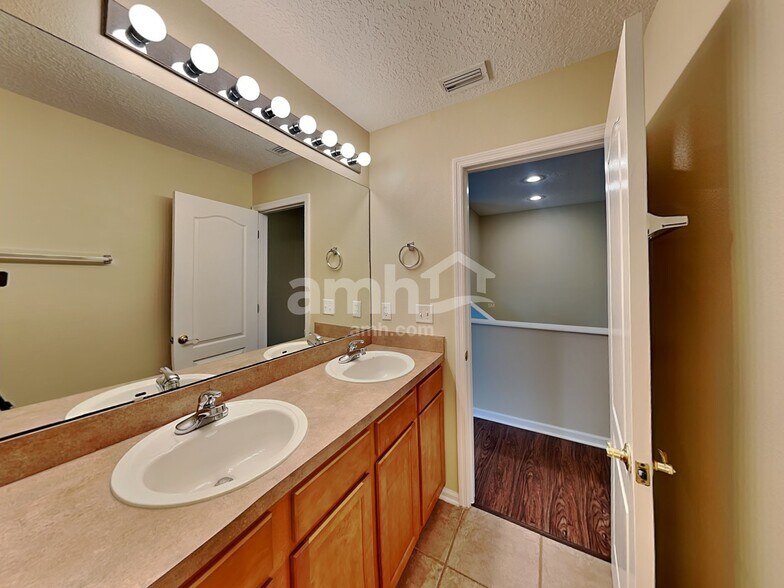 Building Photo - 325 Van Gogh Cir