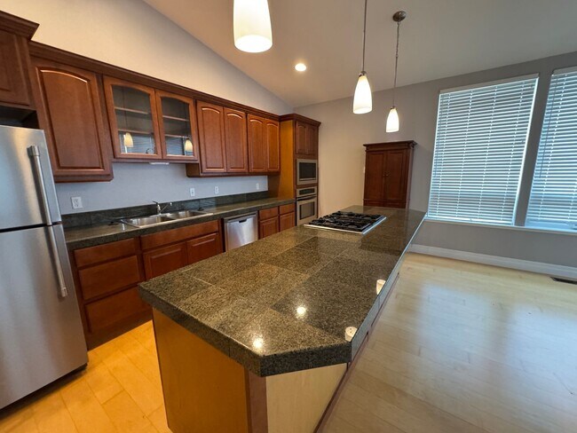 Building Photo - Amazing Bay View 3 bed/3 bath in Coos Bay