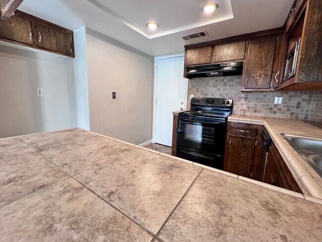 Building Photo - $2,295 Villa & Barstow, 3 Bedroom Condo - ...