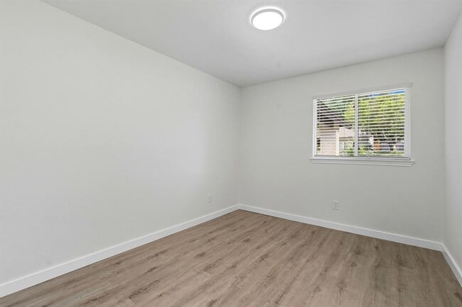 Building Photo - 5113 Loyola Ln