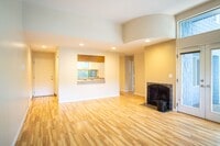 Building Photo - Fantastic Lake Oswego 1Bdr w/Fireplace, Di...