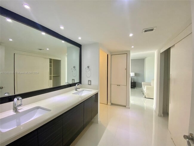 Building Photo - 3731 N Country Club Dr