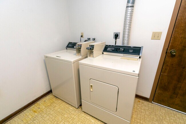 Building Photo - 6011 Queens Dr