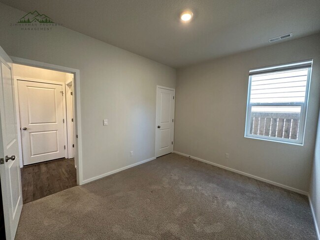 Building Photo - Gorgeous 5-bedroom, 3-bathroom home is desirable Springfield neighborhood