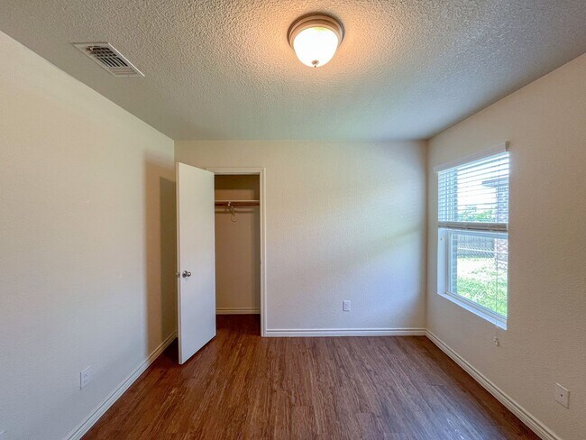 Building Photo - 1517 Justin Lp