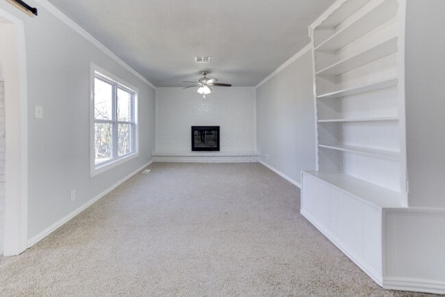 Building Photo - Stunning 4 Bed 3 Bath Home on Quiet Street!