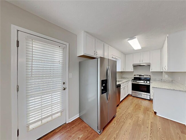 Building Photo - 383 Robin Hood Dr