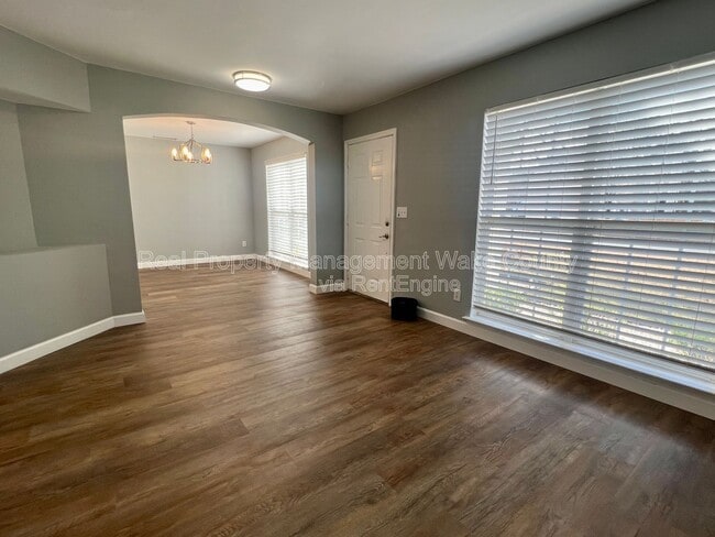Building Photo - 213 Piney Woods Ln