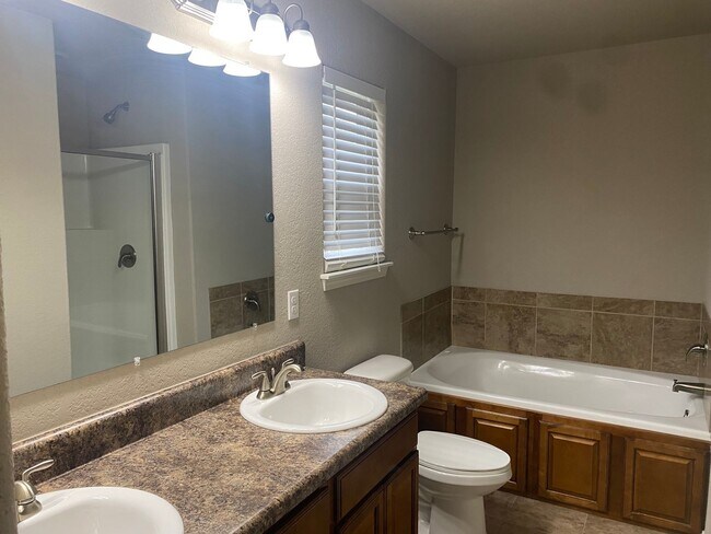 Building Photo - 501 Ridge Point Dr