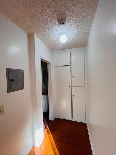 Building Photo - 1260 Beachwood Dr