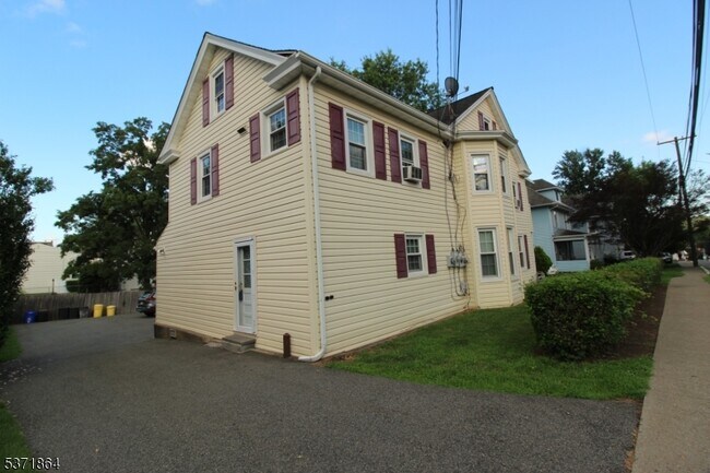 Building Photo - 30 White Meadow Ave