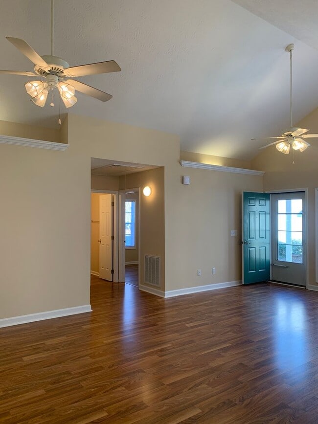 Building Photo - 3 Bedroom 2 Bath Townhouse Available Now on Jasmine Cove Way