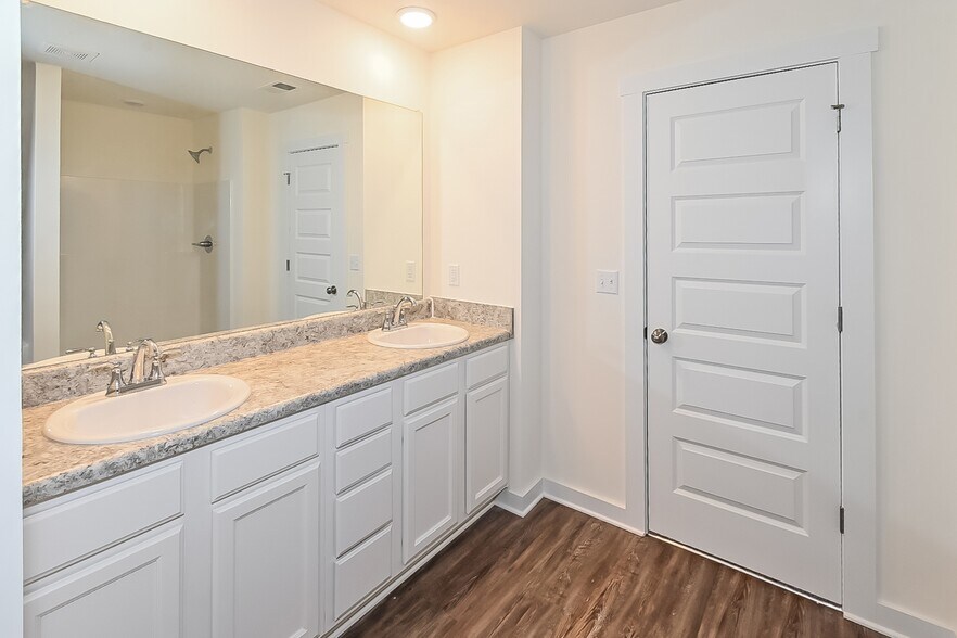 Building Photo - 516 The Heights Ln