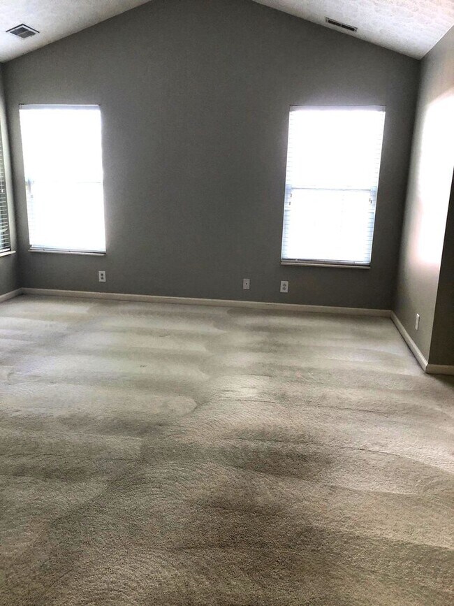 Building Photo - 4-Bedroom Home in Hendersonville!