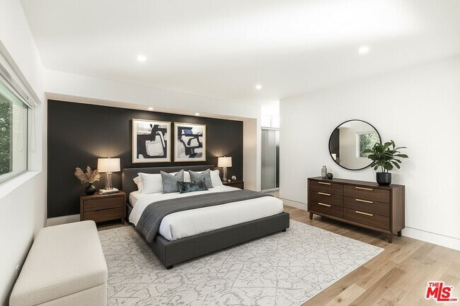 Building Photo - 16540 Moorpark St