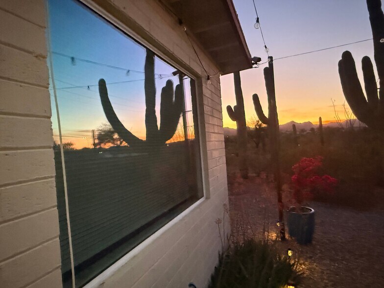 Building Photo - 1702 N Greasewood Rd
