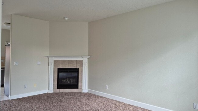 Building Photo - 3 Bedroom 2.5 Bath Town-Home in Gresham ne...
