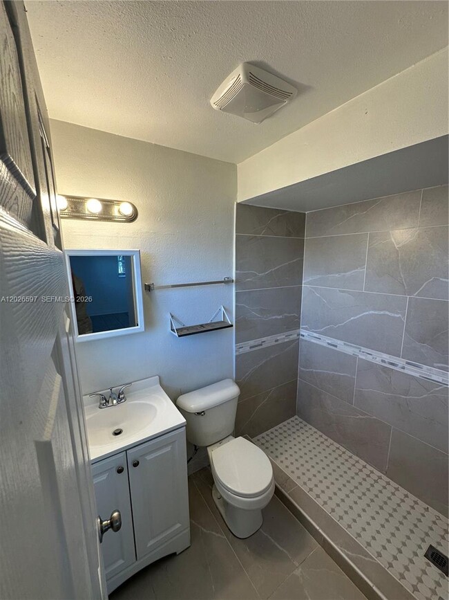 Building Photo - 318 Tarpon Dr