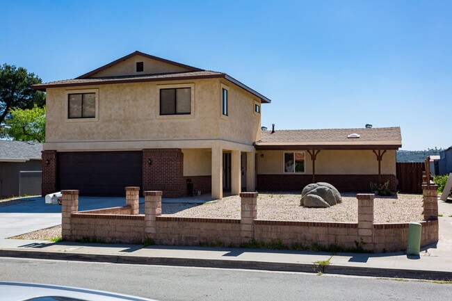 Building Photo - Spacious Lakeside Family Home!