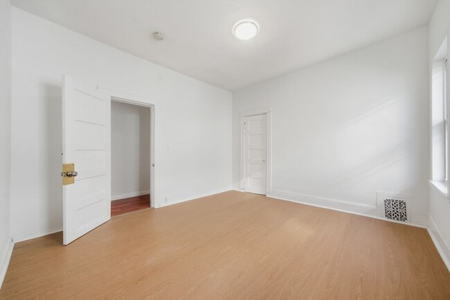 Building Photo - 281 River St