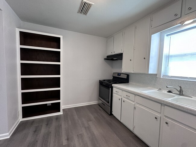 Building Photo - 4225 Harry St