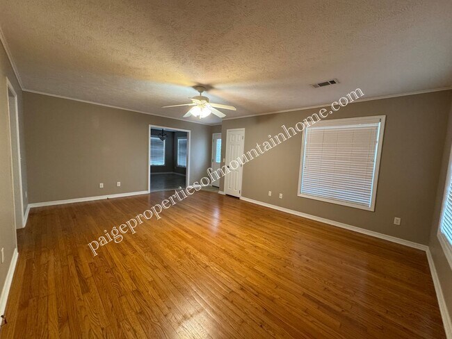 Building Photo - Charming 2-bedroom, 1-bath