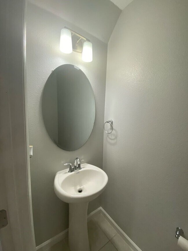 Building Photo - 3 Bedroom 2.5 Bath Townhouse in Eden at Cr...