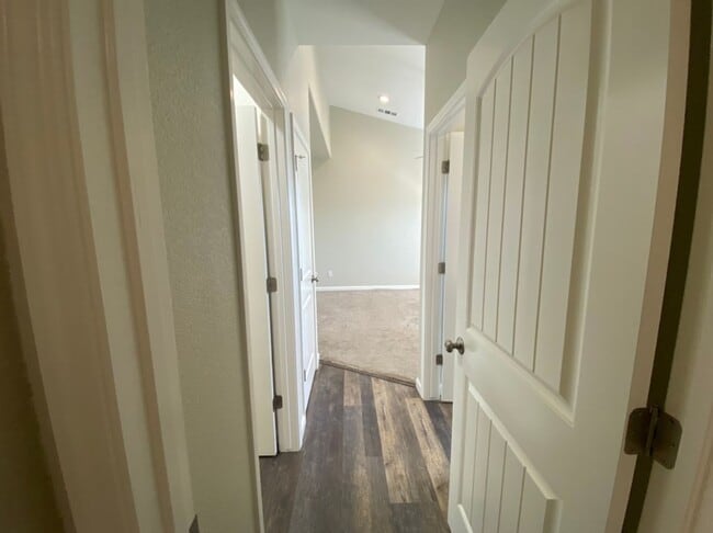 Building Photo - Country property located in Hilmar!