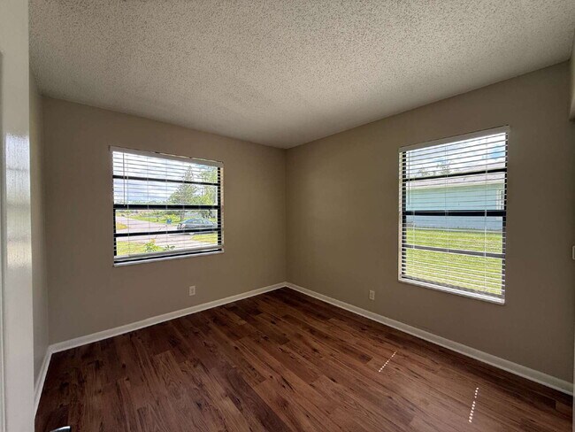 Building Photo - Cozy 2 bedroom duplex with screened patio